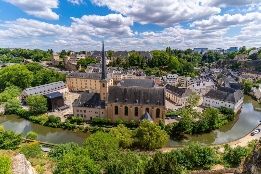Die Abtei Neumünster, umgeben vom Fluss Alzette, im Stadtteil Grund der Stadt Luxemburg.